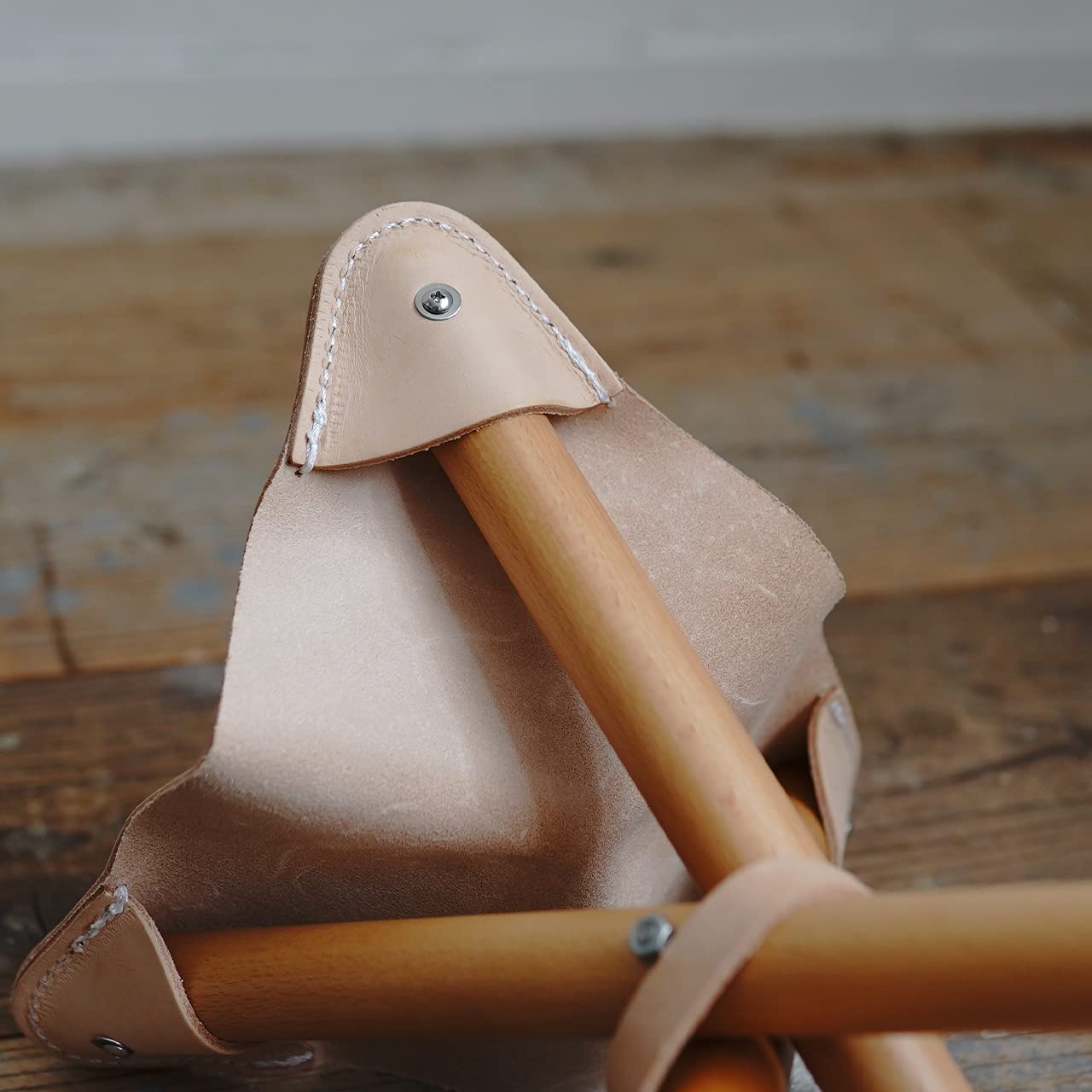 Amazon.co.jp: romo ロモ ヌメ革 牛革 三脚 折りたたみチェア sansa